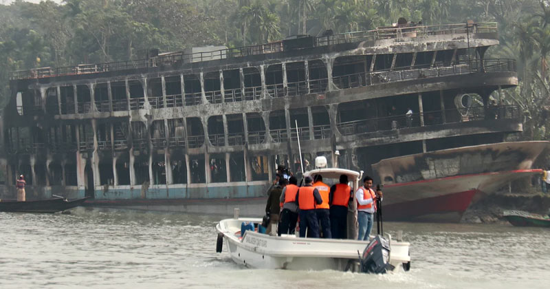  ঝালকাঠিতে মাঝনদীতে যাত্রীবাহী আগুন লাগা লঞ্চ। পুড়ে যাওয়া লঞ্চ ভেড়ানো রয়েছে পাড়ে। ফাইল ছবি 
