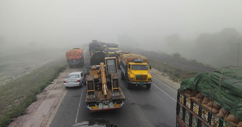 ঘন কুয়াশায় বঙ্গবন্ধু সেতু মহাসড়কে ৯ কিমি যানজট