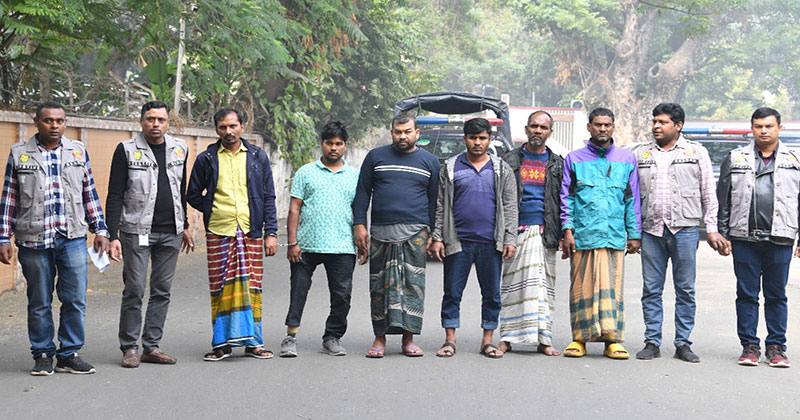  বোমা ফাটিয়ে স্বর্ণের দোকানে ডাকাতির ঘটনায় চক্রের মূলহোতাসহ গ্রেপ্তার ৬ জন
