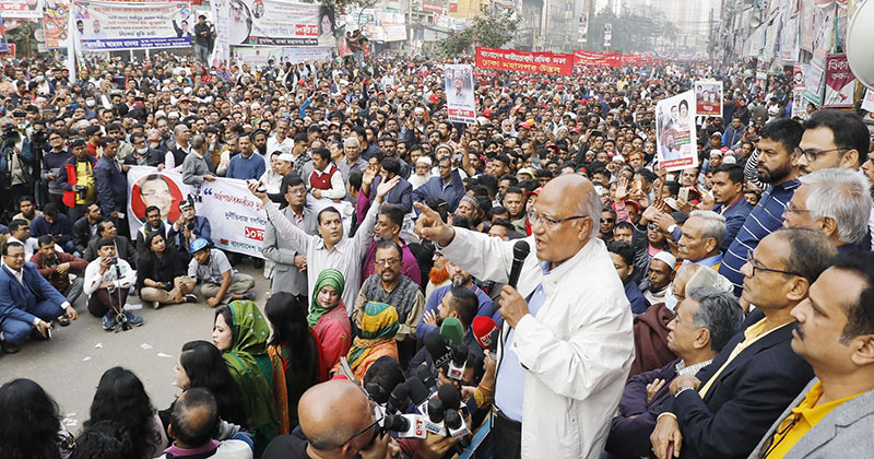 শুক্রবার বিকেলে সমাবেশে বক্তব্য দেন বিএনপির স্থায়ী কমিটির সদস্য খন্দকার মোশাররফ হোসেন : ছবি সংগৃহীত