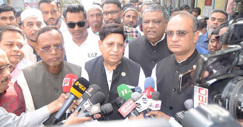 সিলেট-১ আসনের প্রার্থী হিসেবে জেলা রিটার্নিং কর্মকর্তার কার্যালয়ে মনোনয়নপত্র জমাদান শেষে সাংবাদিকদের সঙ্গে কথা বলেন পররাষ্ট্রমন্ত্রী এ কে আব্দুল মোমেন।