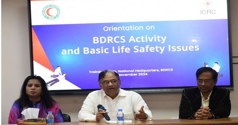 বাংলাদেশ রেড ক্রিসেন্ট সোসাইটির চেয়ারম্যান মেজর জেনারেল (অব.) মো. রফিকুল ইসলাম প্রশিক্ষণের উদ্বোধনী বক্তব্য রাখছেন
