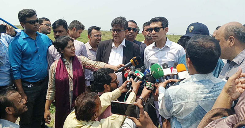 বে-টার্মিনাল পরিদর্শন শেষে সাংবাদিকদের সঙ্গে কথা বলছেন আশিক চৌধুরী