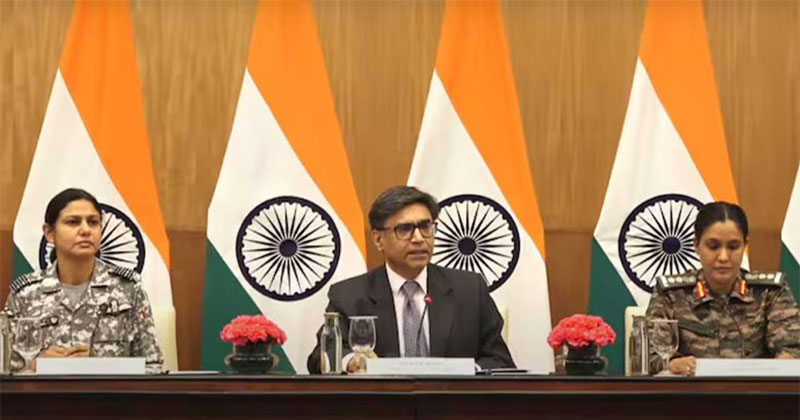  যৌথ সংবাদ সম্মেলনে ভারতের পররাষ্ট্রসচিব বিক্রম মিশ্রী, সেনাবাহিনীর কর্নেল সোফিয়া কুরেশি এবং বিমানবাহিনীর উইং কমান্ডার ভূমিকা সিংহ । ছবি: সংগৃহীত