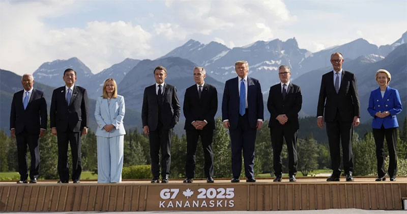   জি-৭ জোটের নেতারা, সঙ্গে রয়েছেন ইউরোপীয়ান কাউন্সিল ও ইউরোপীয় কমিশনের প্রেসিডেন্ট