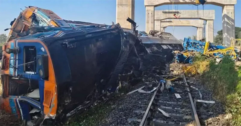 থাইল্যান্ডে চলন্ত ট্রেনের ওপর ভেঙে পড়ল ক্রেন