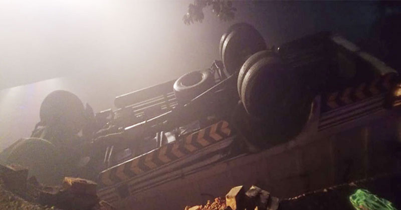 পাকিস্তানে ট্রাক খালে পড়ে এক পরিবারের ১৪ জন নিহত