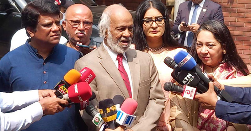  মার্কিন সহকারী পররাষ্ট্রমন্ত্রী পল কাপুরের সঙ্গে বৈঠকের পর সাংবাদিকদের সামনে আসেন বিএনপির স্থায়ী কমিটির সদস্য ড. আব্দুল মঈন খান। 