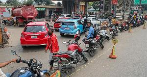 ঢাকার ফিলিং স্টেশনগুলোয় আজও জ্বালানি তেলের জন্য দীর্ঘ লাইন