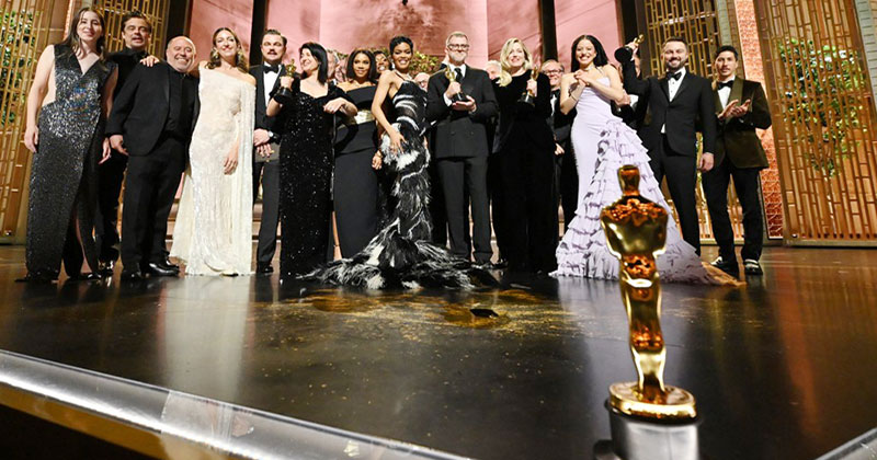  অস্কার মঞ্চে বিজয়ীরা। 