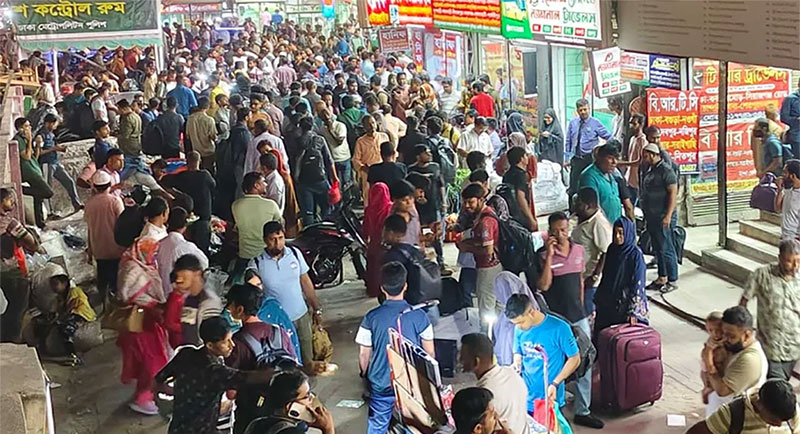 বাড়ির টানে ছুটছেন মানুষ, টার্মিনালগুলোতে ভিড়।