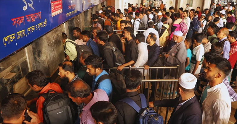 কমলাপুর স্টেশনে ঘরমুখো মানুষের উপচেপড়া ভিড়