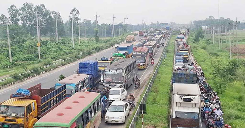 ঈদযাত্রায় বৃষ্টির বাগড়া: ঢাকা-টাঙ্গাইল মহাসড়কে ২০ কিলোমিটার যানজট