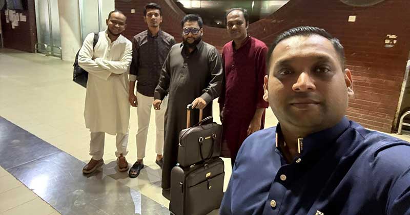 বিদেশে পাড়ি দেওয়ার আগে হযরত শাহজালাল আন্তর্জাতিক বিমানবন্দরে ‘নবীন পাঞ্জাবি’র ব্যবস্থাপনা পরিচালক নবীন হাশেমি। ছবি : সংগৃহীত