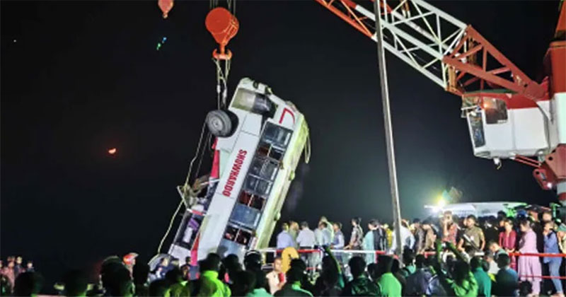 পদ্মায় বাসডুবি: ২৪ জনের মরদেহ উদ্ধার, তদন্ত কমিটি গঠন