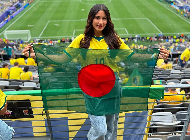 বাংলাদেশের পতাকা হাতে নিয়ে নিউইয়র্কের মেটলাইফ স্টেডিয়ামে অভিনেত্রী সাফা কবির
