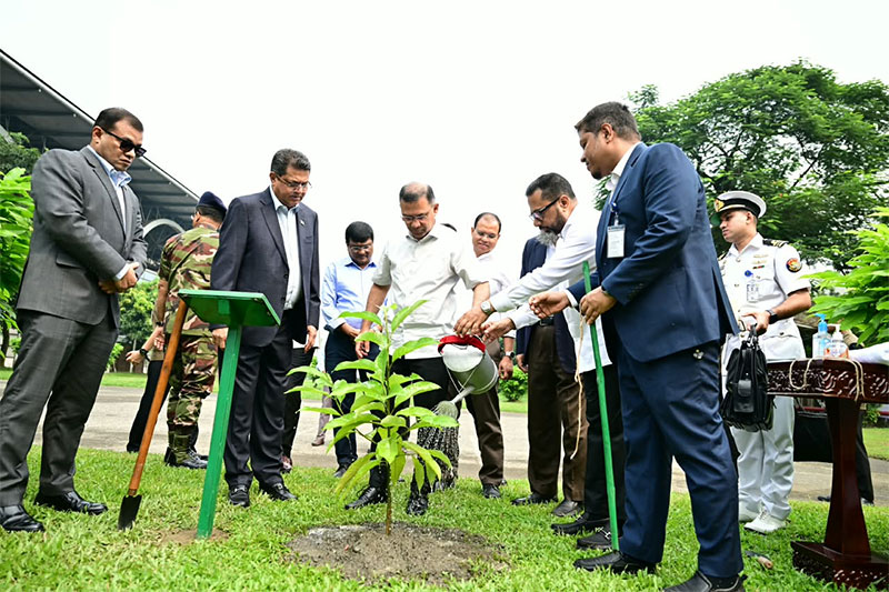 বাংলাদেশ-চীন মৈত্রী সম্মেলন কেন্দ্র প্রাঙ্গণে একটি স্বর্ণচাঁপা গাছের চারা রোপণ করেন প্রধানমন্ত্রী। ছবি: পিএমও