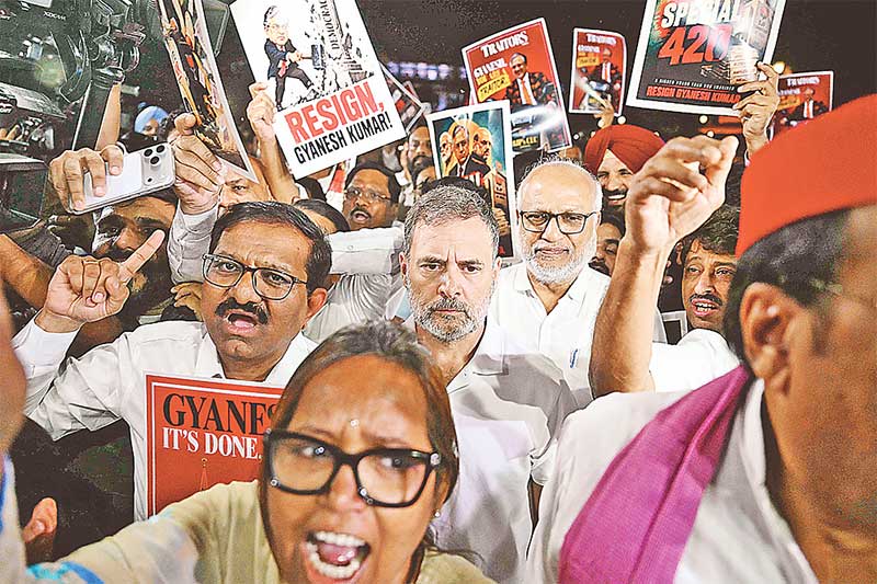 ভোটার তালিকায় অনিয়মের অভিযোগে ভারতের প্রধান নির্বাচন কমিশনার জ্ঞানেশ কুমারের পদত্যাগের দাবিতে দলীয় নেতা–কর্মীদের নিয়ে রাষ্ট্রপতি ভবনের দিকে যাচ্ছেন কংগ্রেস নেতা রাহুল গান্ধী। 