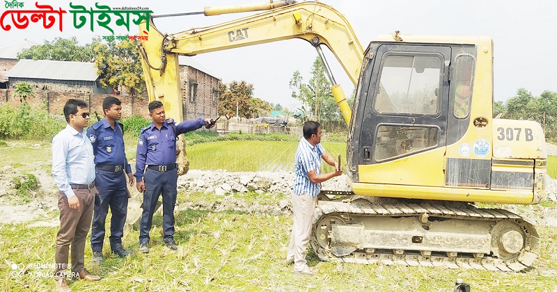 বগুড়ার শেরপুরে জমির শ্রেণী পরিবর্তন করে পুকুর খনন করায় ভ্রাম্যমান আদালত পরিচালনা করে  ড্রেজার গুড়িয়ে দেওয়া হচ্ছে