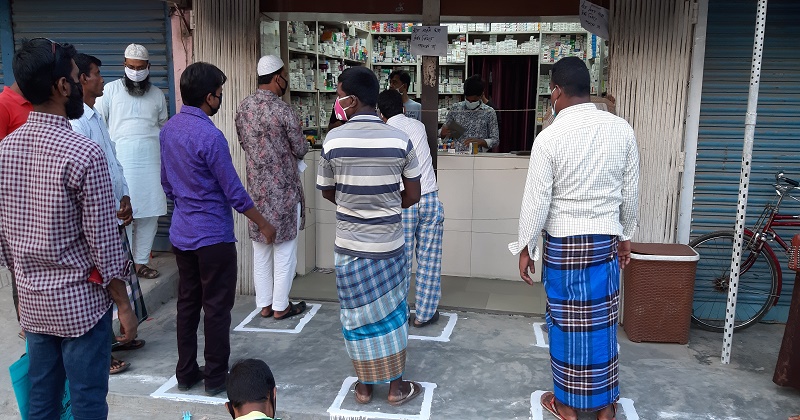 সামাজিক দূরত্ব নিশ্চিতে চুয়াডাঙ্গায় দোকানের সামনে সাদা রঙের প্রলেপ