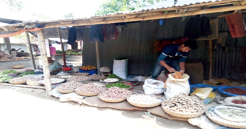আত্রাইয়ে পেঁয়াজের ঝাঁজ এখন আদা রসুনে: পেঁয়াজের দাম নিম্নমুখী