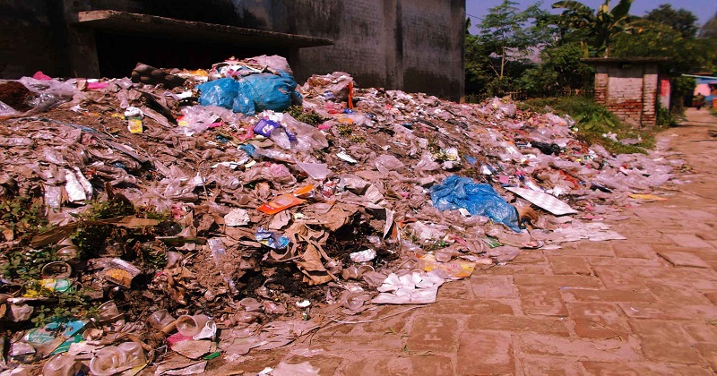 মোকামতলা হাট পরিণত হয়েছে ময়লার ভাগাড়ে