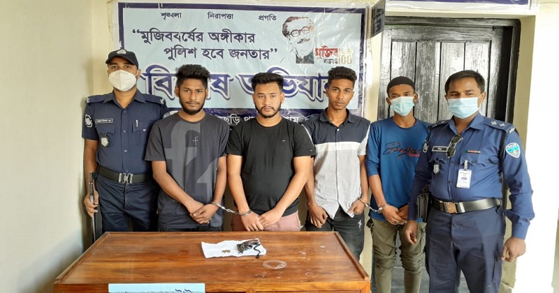 ফটিকছড়িতে রিভলবার-গুলিসহ চার যুবক গ্রেপ্তার