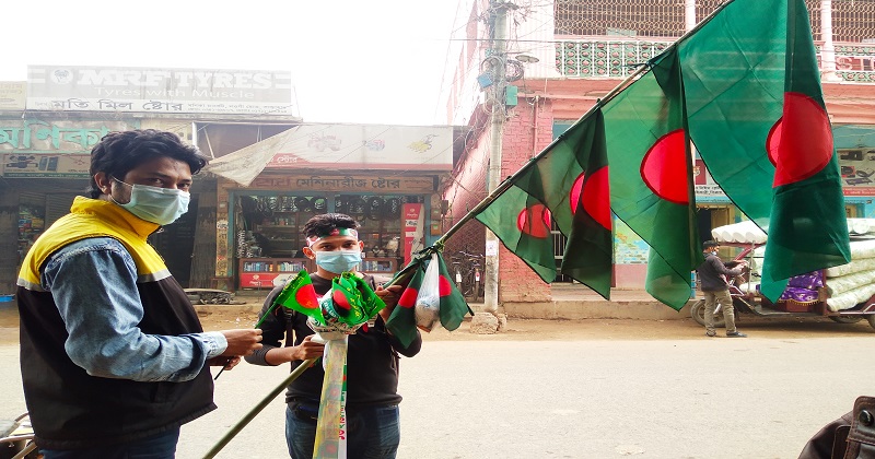 সান্তাহারে ফেরি করে জাতীয় পতাকা বিক্রি