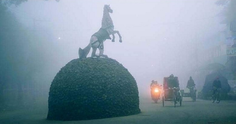 বগুড়ায় তীব্র শীত ও ঘন কুয়াশায় বিপর্যস্ত জনজীবন