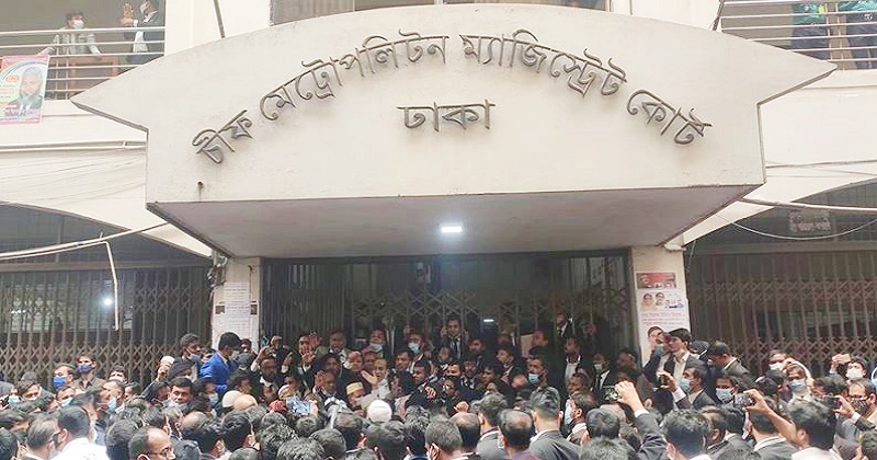 বিচারকের অপসারণ চেয়ে আইনজীবীদের বিক্ষোভ  