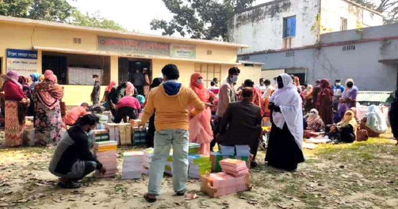 সোনারগাঁওয়ে প্রাথমিক বিদ্যালয়গুলোতে বই বিতরণ কার্যক্রম শুরু
