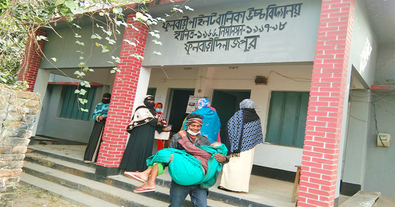 উৎসবমুখর পরিবেশে ফুলবাড়ি পৌরসভার ভোট গ্রহণ চলছে