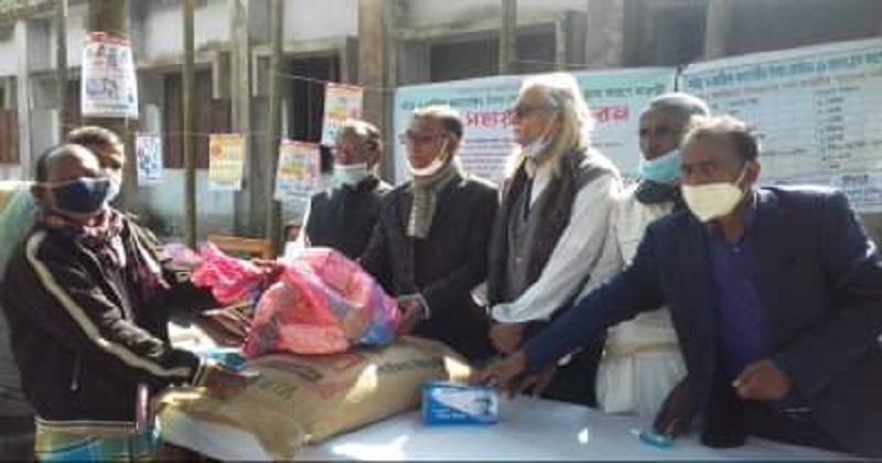 রানীশংকৈলে হতদরিদ্রদের মধ্যে খাদ্য বিতরণ