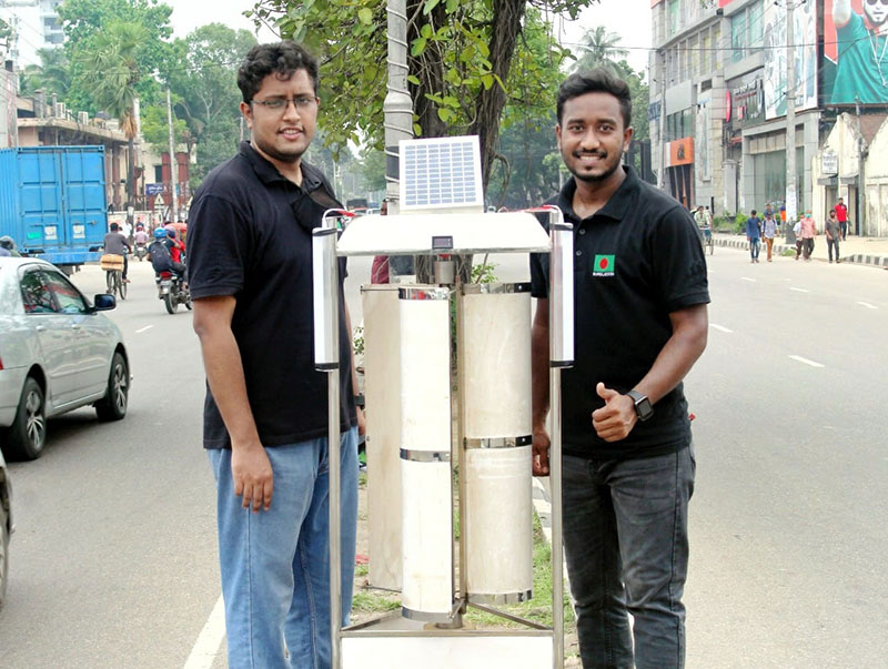 হাইওয়ের গাড়ির বাতাসের চাপে বিদ্যুৎ উৎপন্ন করল ৩ তরুণ