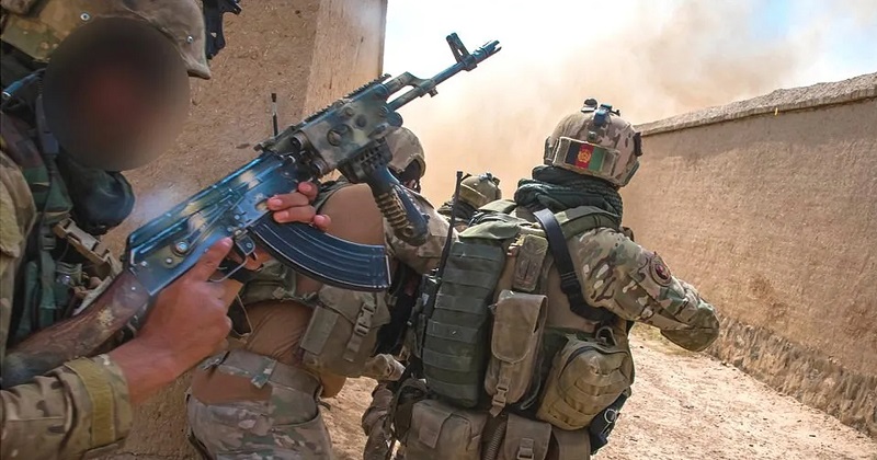 পাকিস্তানে সেনা ঘাঁটিতে আত্মঘাতী বোমা হামলায় নিহত ২৩