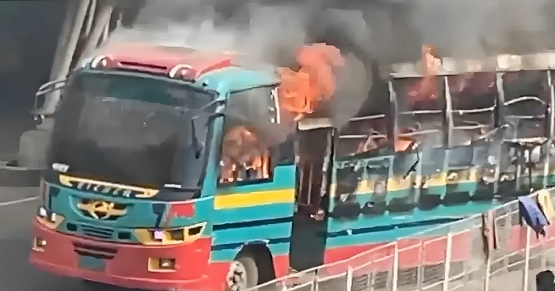 রাজধানীর ধানমন্ডিতে বাসে আগুন