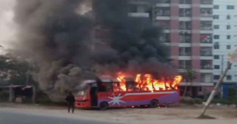 রাজধানীর মেরাদিয়ায় বাসে আগুন