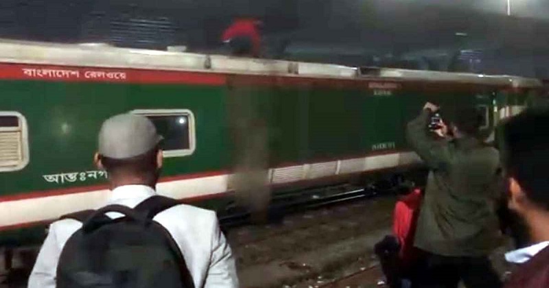 রাজধানীর ক্যান্টনমেন্ট এলাকায় ট্রেনে আগুন