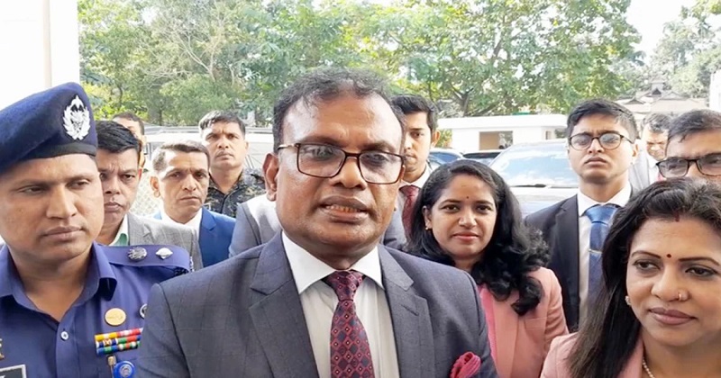 সাংবাদিকদের সঙ্গে কথা বলছেন ইসি আনিছুর রহমান। ছবি: সংগৃহীত