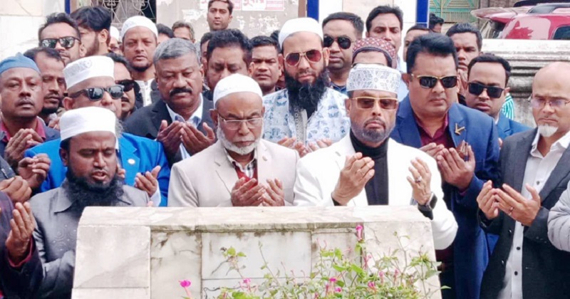 মাজার জিয়ারত করে নির্বাচনী প্রচারণায় জিএম কাদের