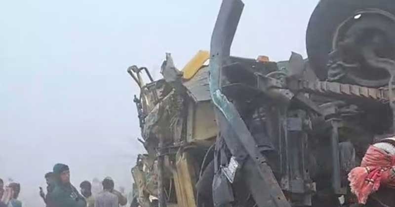 যশোরে রেলক্রসিংয়ে ট্রেনের ধাক্কায় ট্রাকের চালক-সহকারী নিহত