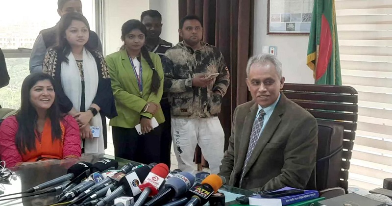 সাংবাদিকদের সঙ্গে কথা বলছে ইসি মো. আলমগীর। ছবি: সংগৃহীত