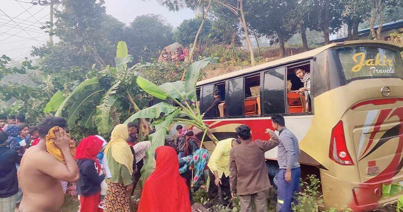 চকরিয়ায় বাস-লেগুনা সংঘর্ষে নিহত ৪

