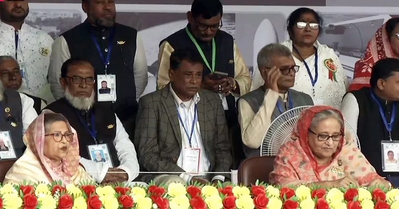 টুঙ্গিপাড়ায় নির্বাচনী জনসভায় যোগ দিয়েছেন শেখ হাসিনা