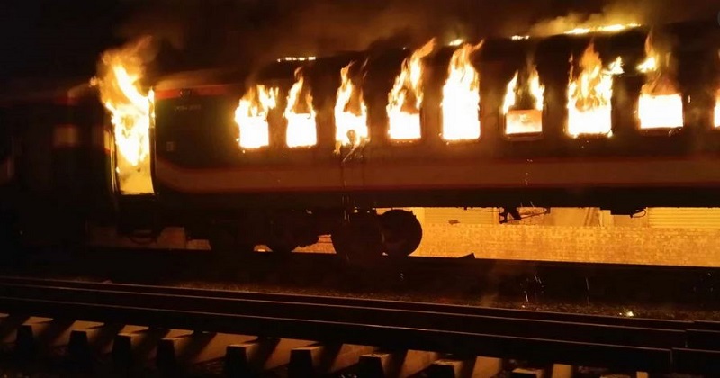 ‘বেনাপোল এক্সপ্রেসে আগুন দেয়া হয় বগির ভেতর থেকে’