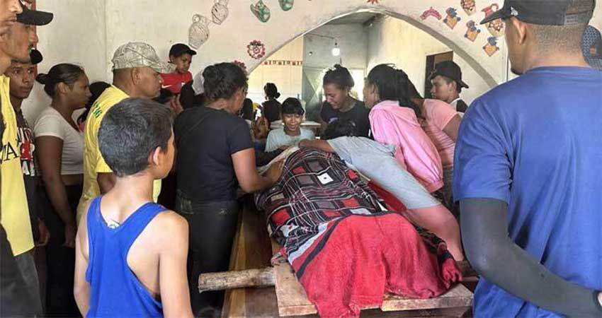  খনি ধসে নিহতের স্বজনদের আহাজারি : ছবি এএফপি