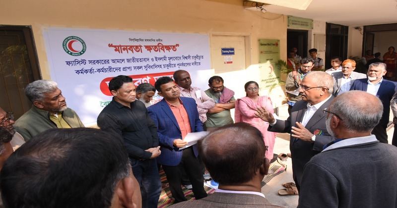 চাকরিচ্যুত কর্মকর্তাদের অনশন ভাঙালেন রেড ক্রিসেন্টের চেয়ারম্যান