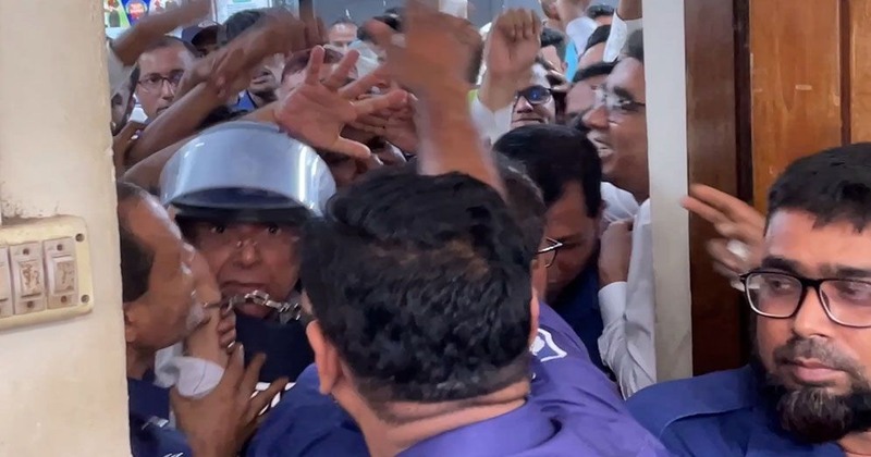 সাবেক আইনমন্ত্রী আনিসুলকে চড়-থাপ্পড়