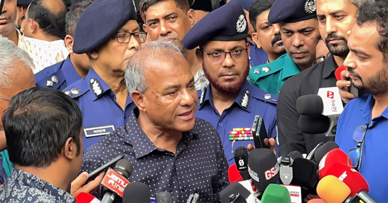 রমনায় ডিএমপির পাঁচটি থানার প্রসাশনিক কাম-ব্যারাক ভবন নির্মাণ কাজের উদ্বোধন শেষে সাংবাদিকদের সামনে কথা বলছেন স্বরাষ্ট্র উপদেষ্টা।
