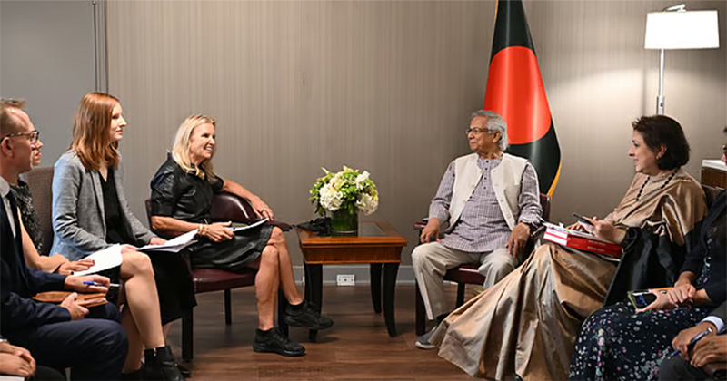  প্রধান উপদেষ্টা অধ্যাপক মুহাম্মদ ইউনূস সোমবার নিউইয়র্কে তার হোটেলে বিশিষ্ট মানবাধিকার রক্ষাকারীদের একটি প্রতিনিধিদলের সাথে বৈঠক করেনছবি: প্রধান উপদেষ্টার প্রেস উইং